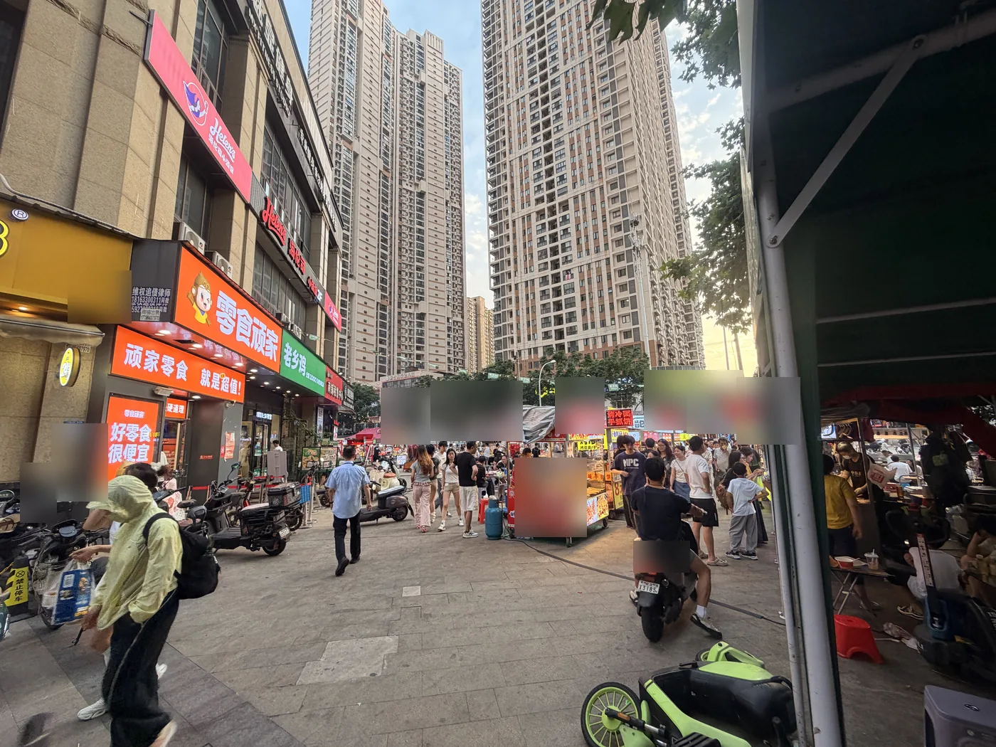 新竹路商场口晚高峰人流与临时摊位