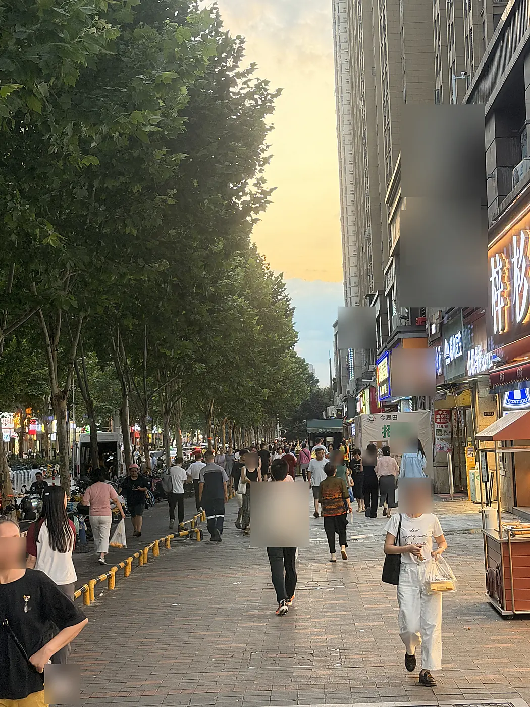 新竹路晚高峰人行道与沿街店铺